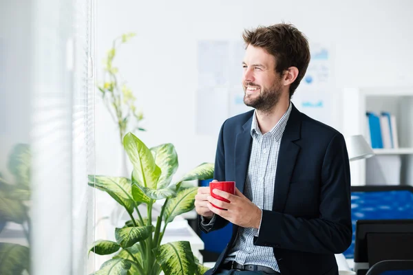 Homme d'affaires buvant du café — Photo