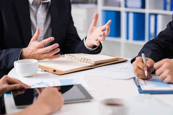 Manager erklärt seinen Kollegen etwas — Stockfoto