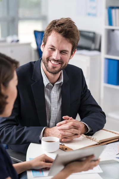 Affärsman pratar med sin kollega — Stockfoto