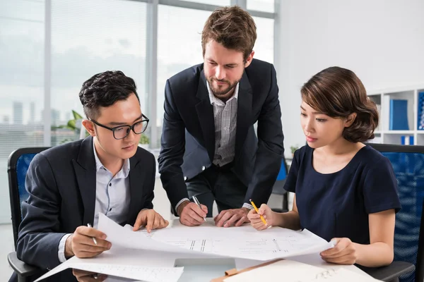 Tekniker undersöker blueprint — Stockfoto