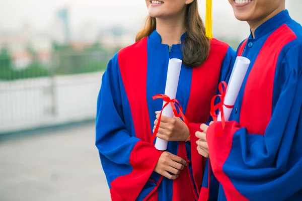 Katlanmış diploma tutan mezunları — Stok fotoğraf