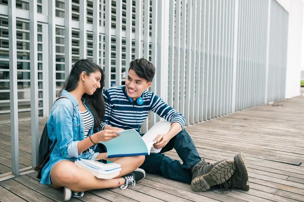 Coppia di studenti che leggono per lezione — Foto Stock