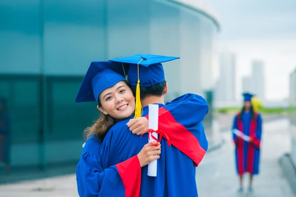 Amigos abrazándose en el día de la graduación — Foto de Stock