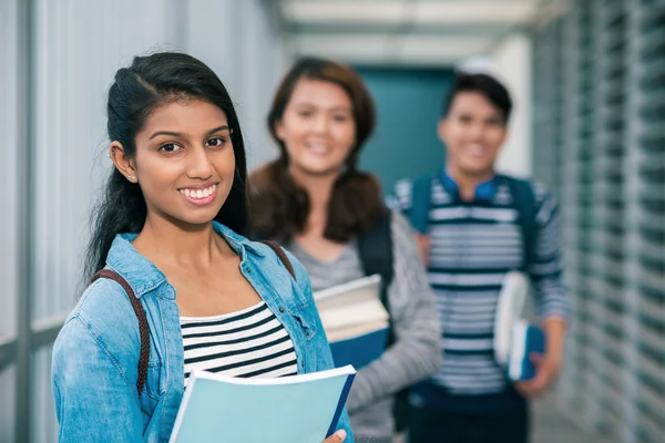 Kvinnlig student med sina vänner — Stockfoto