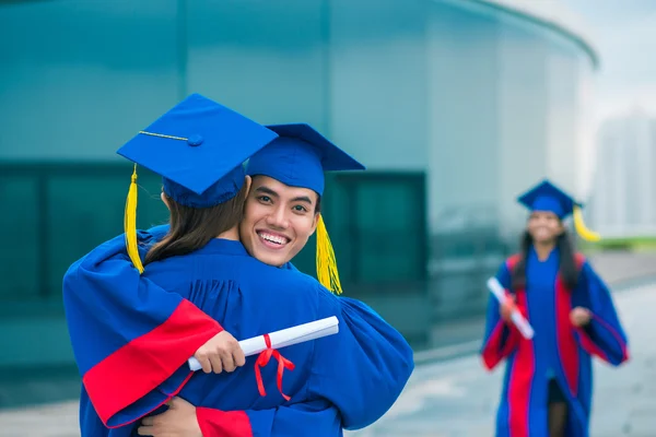 Glada studenter kramas — Stockfoto