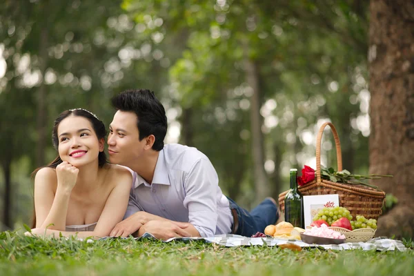 Casal descansando juntos em piquenique — Fotografia de Stock