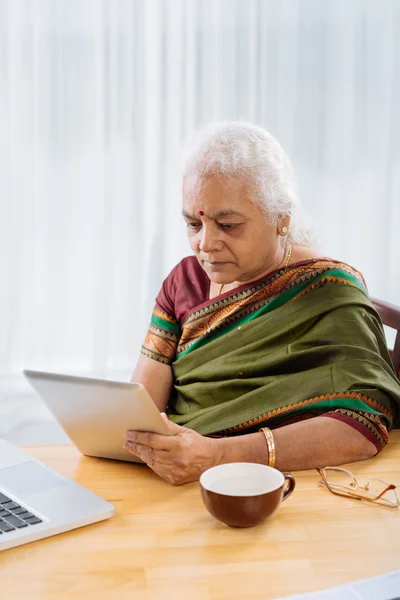 Donna indiana con touchpad — Foto Stock