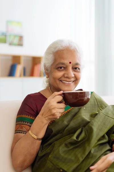 Mujer tomando el té — Foto de Stock