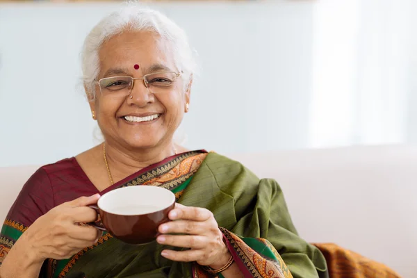 Mujer india con taza — Foto de Stock
