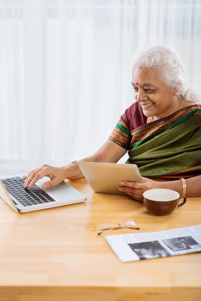 Donna utilizzando il computer portatile — Foto Stock