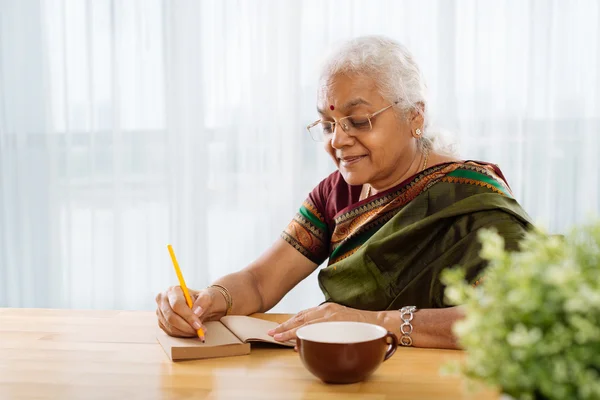 Frau macht sich Notizen — Stockfoto