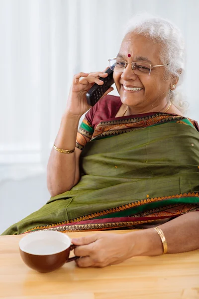 Mujer hablando por teléfono — Foto de Stock