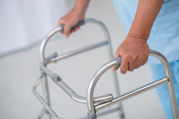 человек передвигается с ходунком
