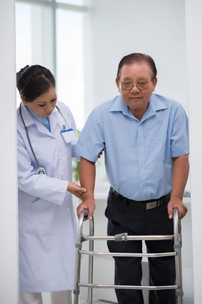 Senior man moving with walker — Stock Photo, Image