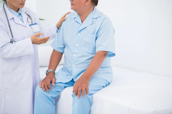 Médica visitante paciente sénior — Fotografia de Stock