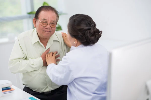 Kadın doktor destek üst düzey hasta — Stok fotoğraf