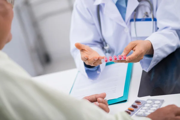 Medico con farmaci moderni — Foto Stock