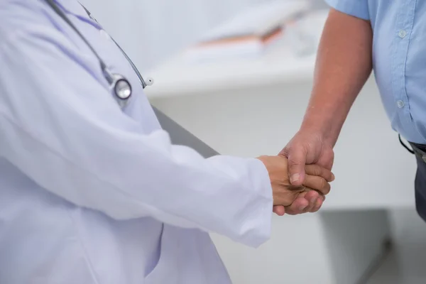 Aperto de mão entre médico e paciente — Fotografia de Stock
