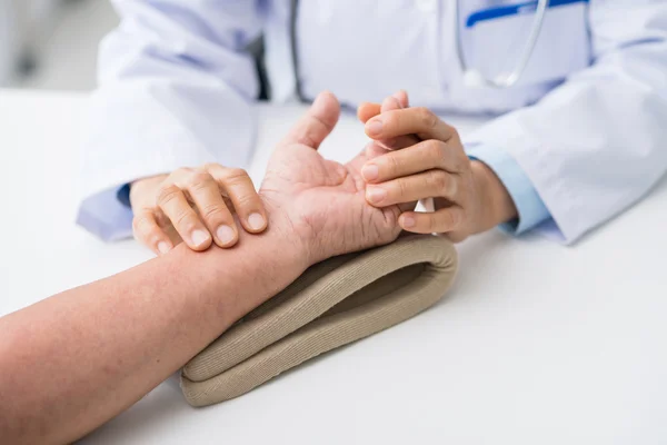 Doctor taking pulse — Stock Photo, Image