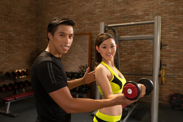 Mujer haciendo ejercicio con entrenador personal —  Fotos de Stock