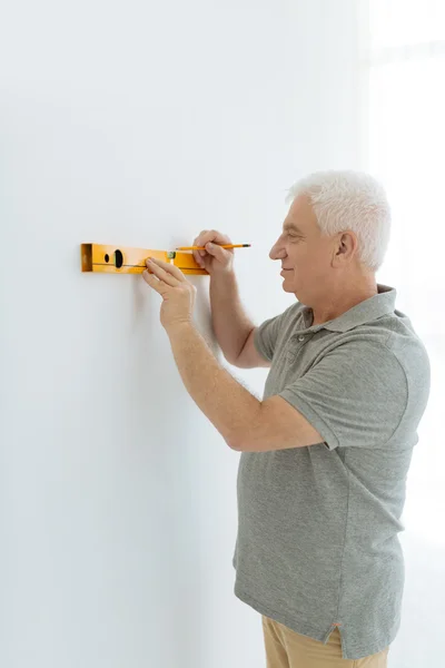 Hombre midiendo paredes — Foto de Stock