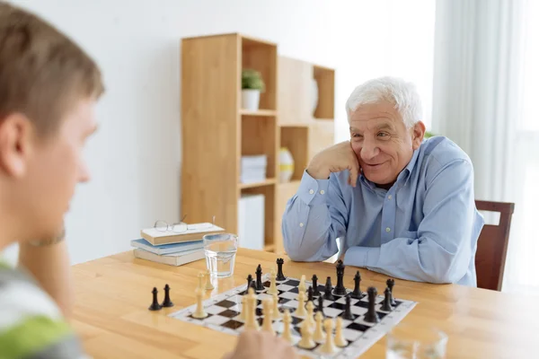 Senior man playing chess — Stock Photo, Image