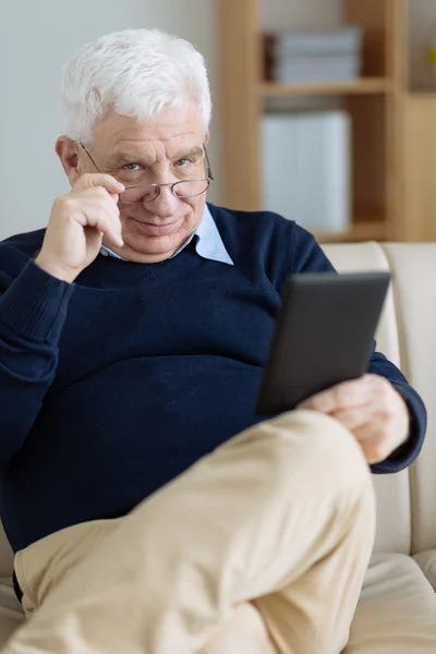 Homme utilisant une tablette numérique — Photo