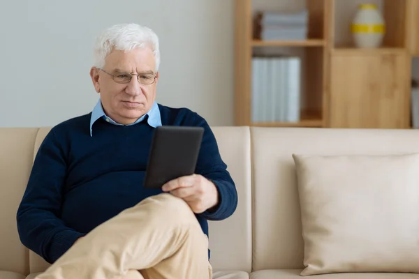 Homme utilisant une tablette numérique — Photo