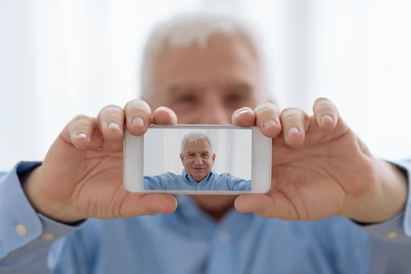 Senior macht Selfie — Stockfoto