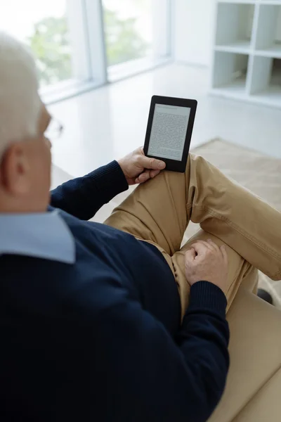 Hombre mayor leyendo e-book —  Fotos de Stock