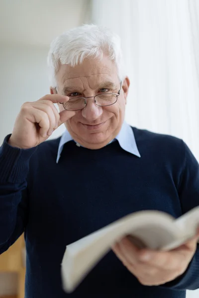 Hombre mayor en gafas —  Fotos de Stock