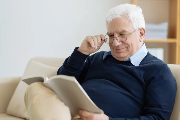 Hombre mayor leyendo —  Fotos de Stock