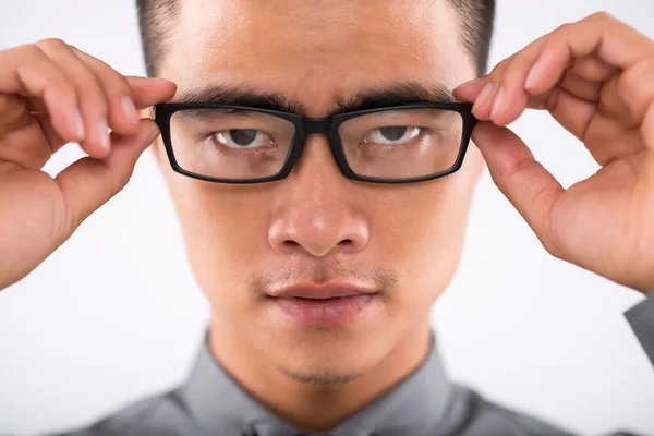 Vážný podnikatel uspořádání brýle — Stock fotografie