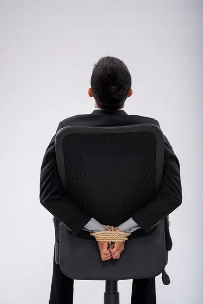 Homem amarrado a cadeira de escritório — Fotografia de Stock