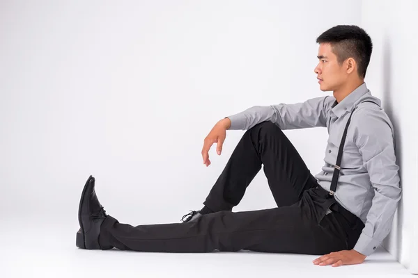 Jonge man zit op de vloer — Stockfoto