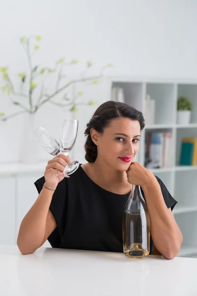 Kvinna dricker champagne — Stockfoto