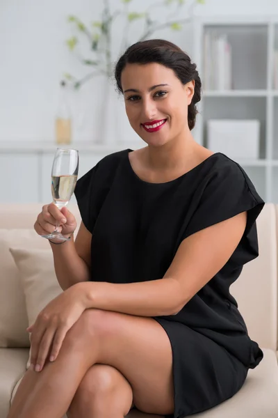 Žena pije šampaňské — Stock fotografie
