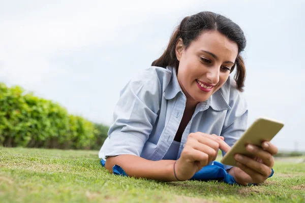 Frau nutzt Smartphone — Stockfoto