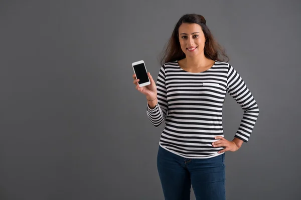 Mujer mostrando un smartphone — Foto de Stock