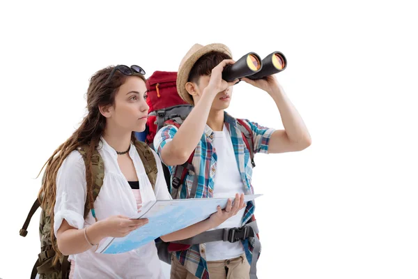 Backpackers with map and binoculars — Stock Photo, Image