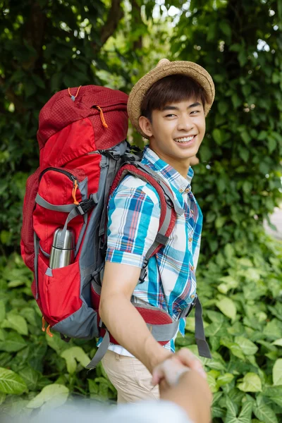 Hiker holding hand of his girlfriend — Stock Photo, Image