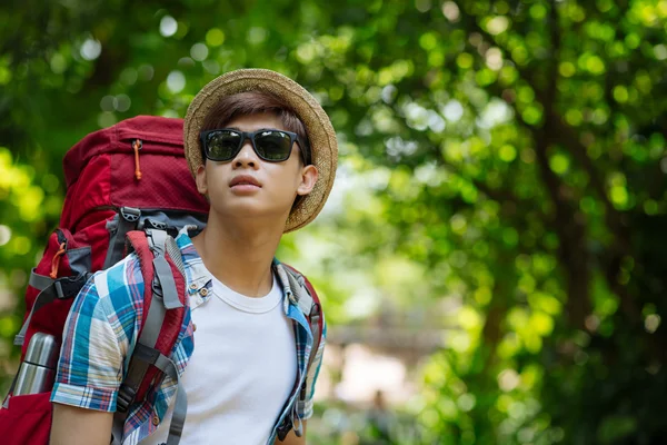 Sırt çantası içinde güneş gözlüğü ile genç adam — Stok fotoğraf