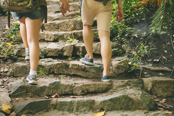 Taş merdivenlerden yukarı gidiş turist — Stok fotoğraf