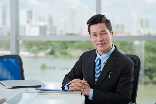 Empresário vietnamita alegre — Fotografia de Stock