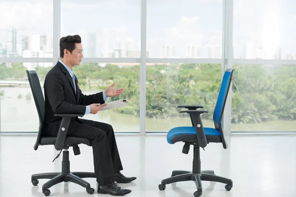 Employer interviewing an empty office chair — Stock Photo, Image