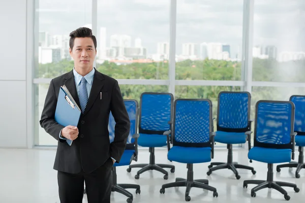 Confident Vietnamese businessman — Stock Photo, Image