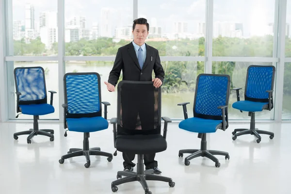 Employer showing empty office chair — Stock Photo, Image