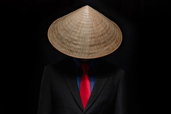 Uomo d'affari in cappello conico vietnamita — Foto Stock