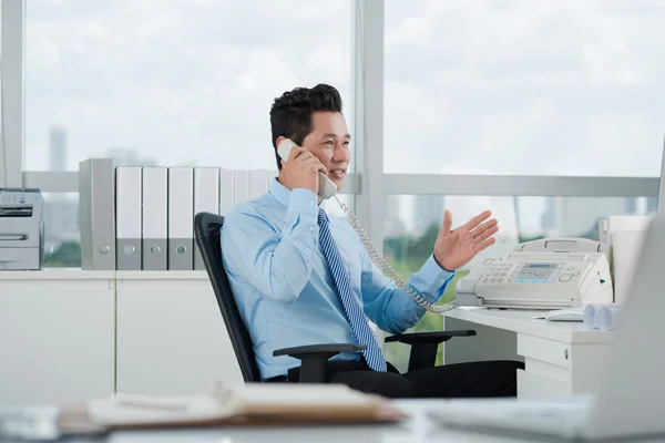 Trabalhador a falar ao telefone — Fotografia de Stock