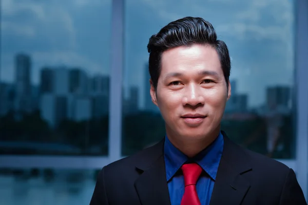 Knappe Aziatische zakenman — Stockfoto